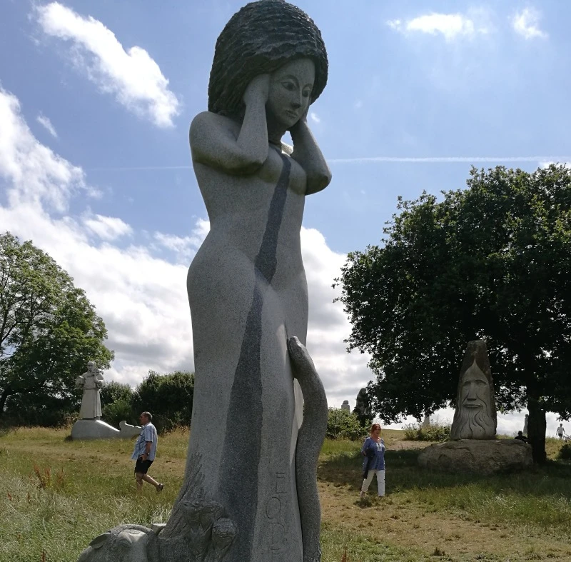 LA VALLEE DES SAINTS  CARNOET (plus de 100 statues) à 45 mn de nos gites