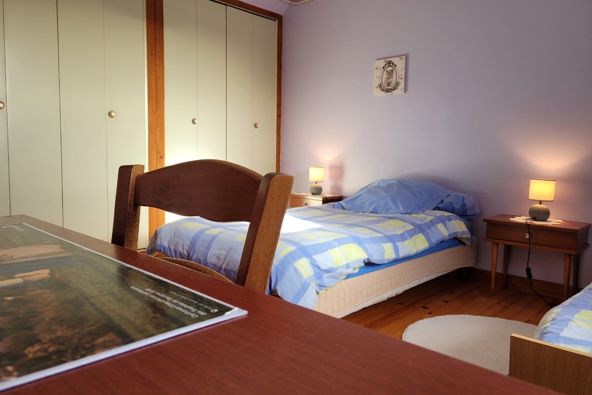 Le Coz, location, Pointe de la Tour, Plouha, Clévacances, l'une des deux chambres de l'étage avec 2 lits simples