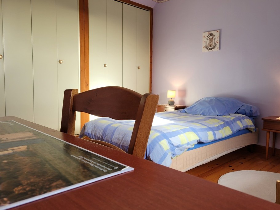 Le Coz, location, Pointe de la Tour, Plouha, Clévacances, l'une des deux chambres de l'étage avec 2 lits simples