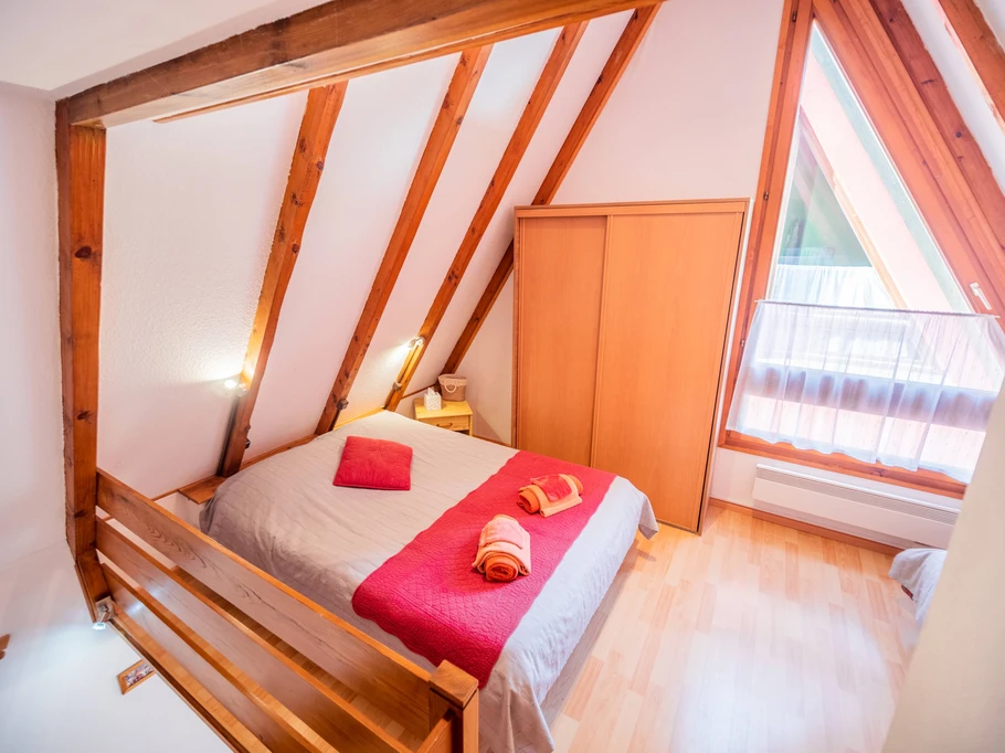 La chambre, vue sur le lit double