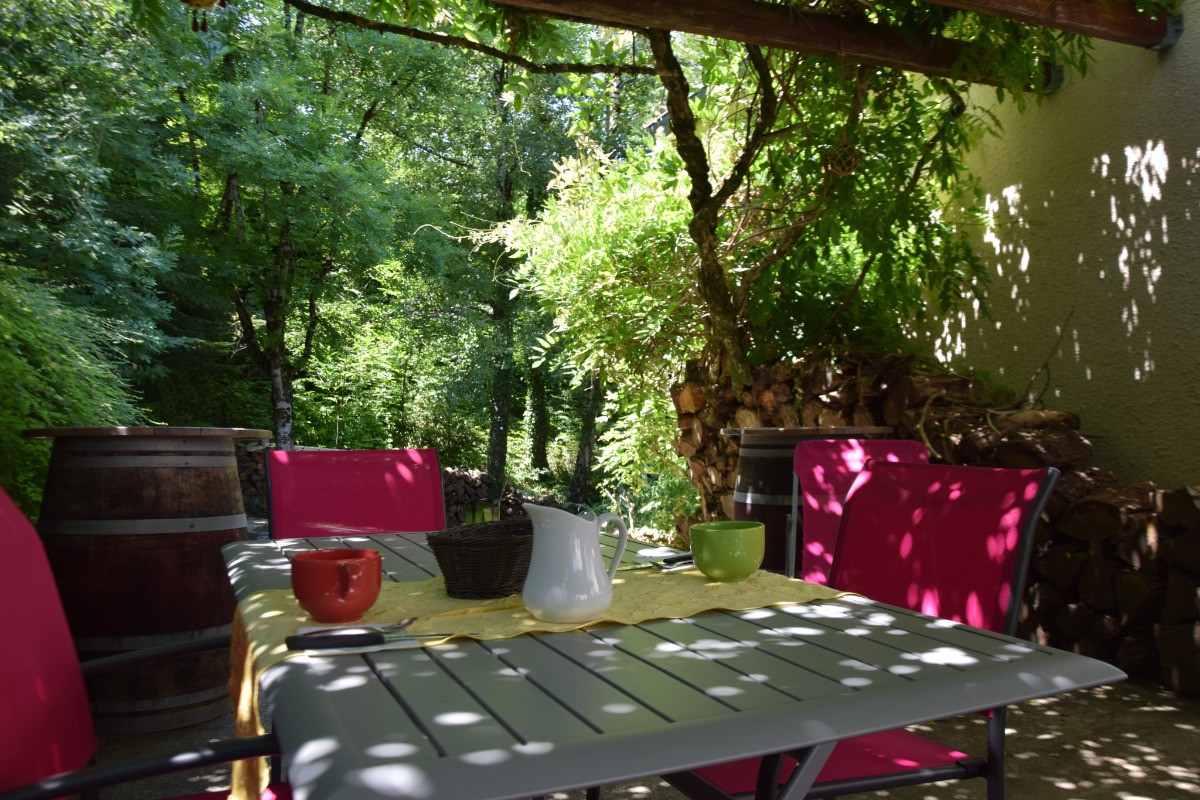 La grande terrasse pour vos petits déjeuners .