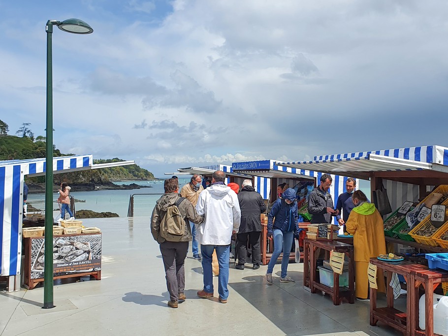 Marché aux huîtres ouvert 7j/7 sur le Port de la Houle à Cancale