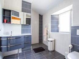 2 m2 bathroom with hydro-massage Italian shower. Double washbasin and WC.