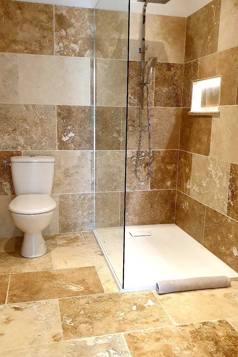 Salle d'eau avec grande douche italienne