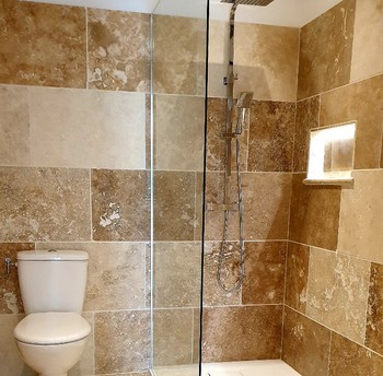 Salle d'eau avec grande douche italienne