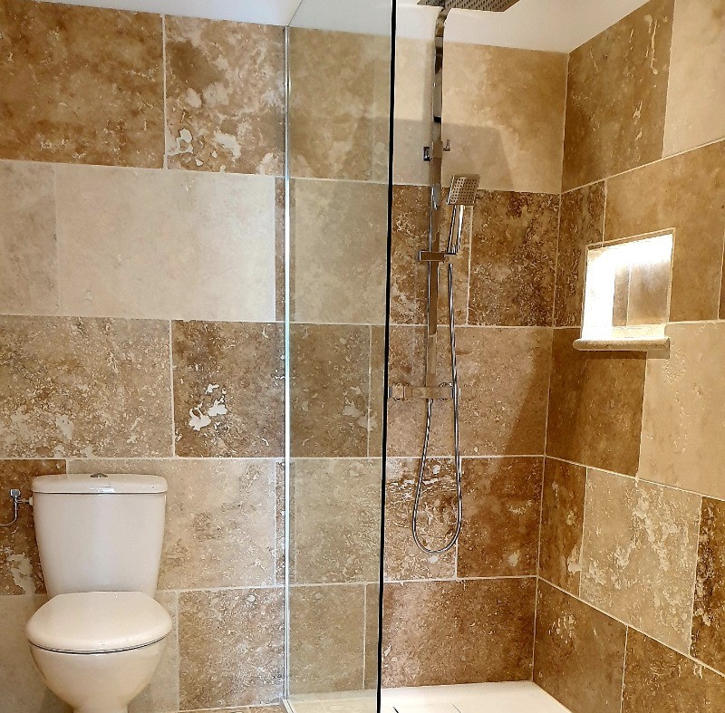 Salle d'eau avec grande douche italienne