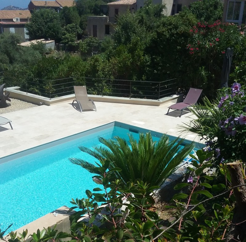 entre fleurs et verdure