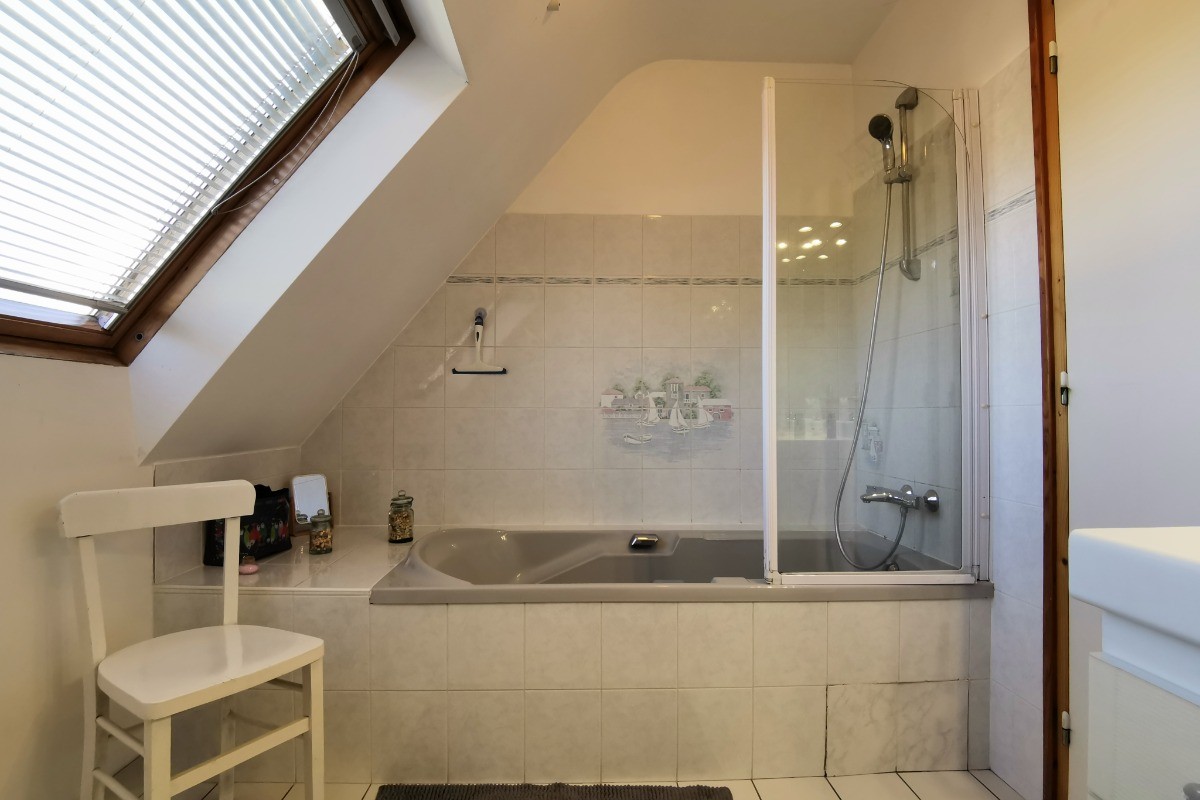 Salle de bain de l'étage avec WC