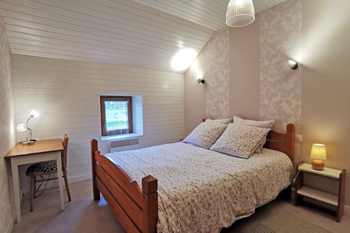 A l'étage une chambre avec un lit 140