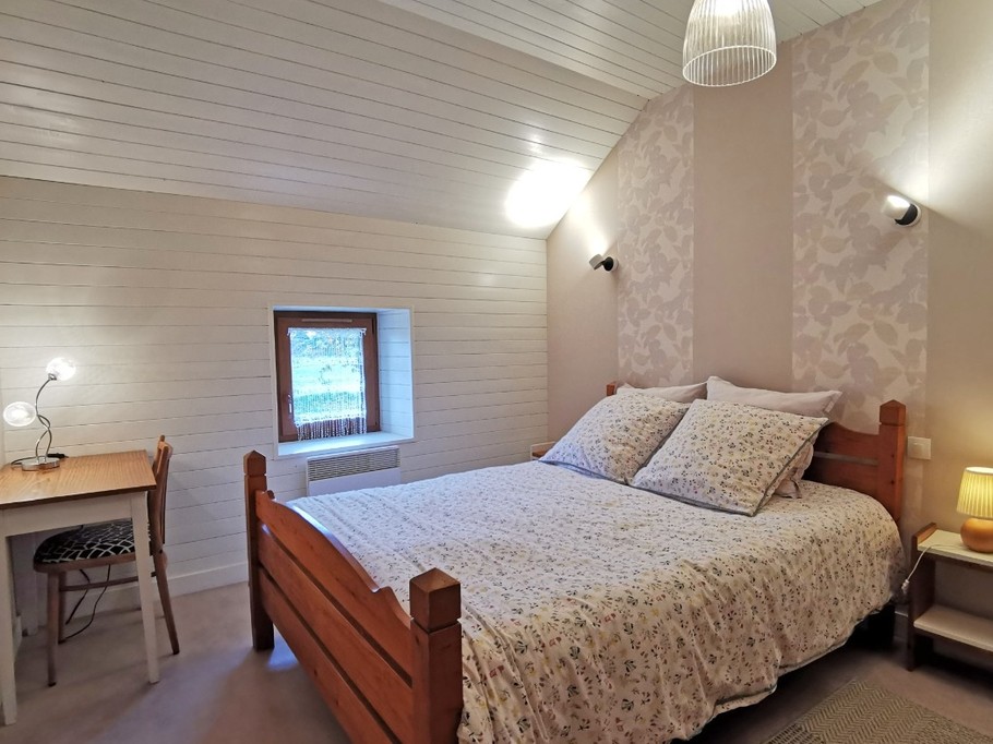 A l'étage une chambre avec un lit 140
