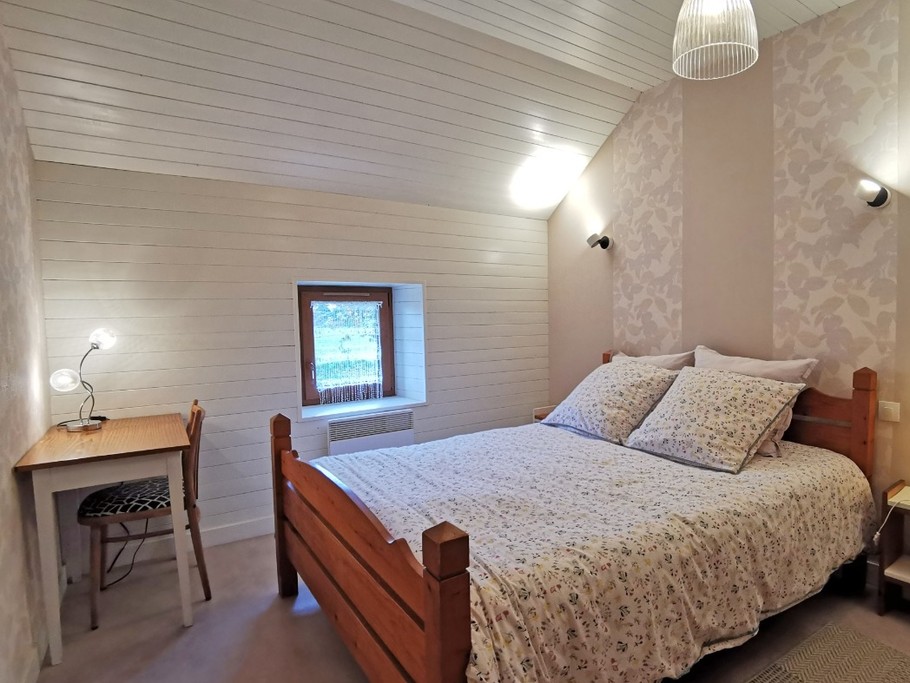 A l'étage une chambre avec un lit 140