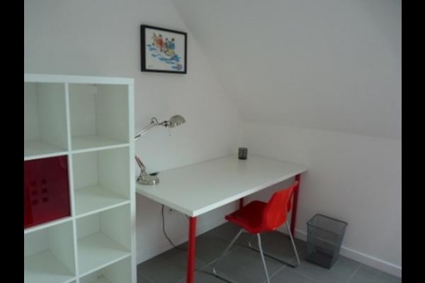 chambre lit de 140 x 190 cm à l'étage