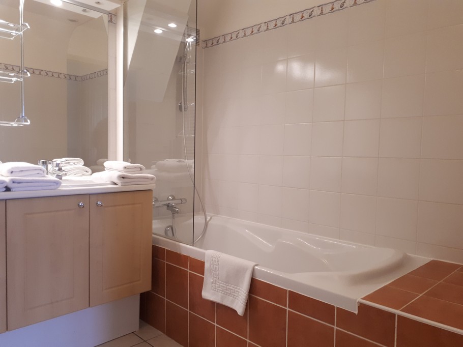 Bathroom, bath/shower, double washbasin calluna gîte