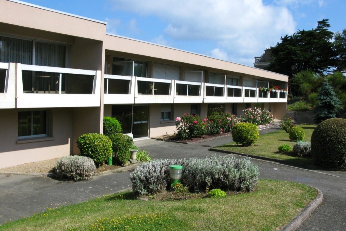 La résidence avec stationnement privatif et accès direct plage du Minihic à Saint-Malo. L'appartement se situe au RDC vue front de mer.