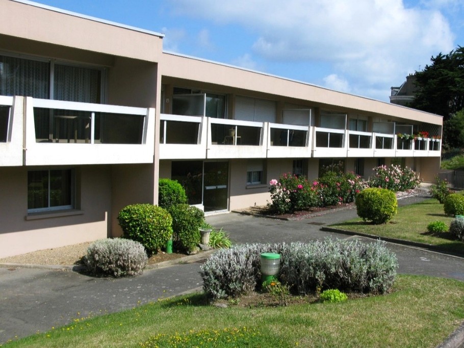 La résidence avec stationnement privatif et accès direct plage du Minihic à Saint-Malo. L'appartement se situe au RDC vue front de mer.
