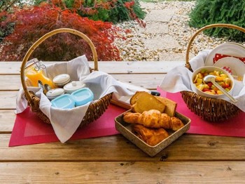 Petit déjeuner La Cabane Mélèze Le Lion d'Or Mauzac et Grand Castang 24150 Dordogne Clévacances