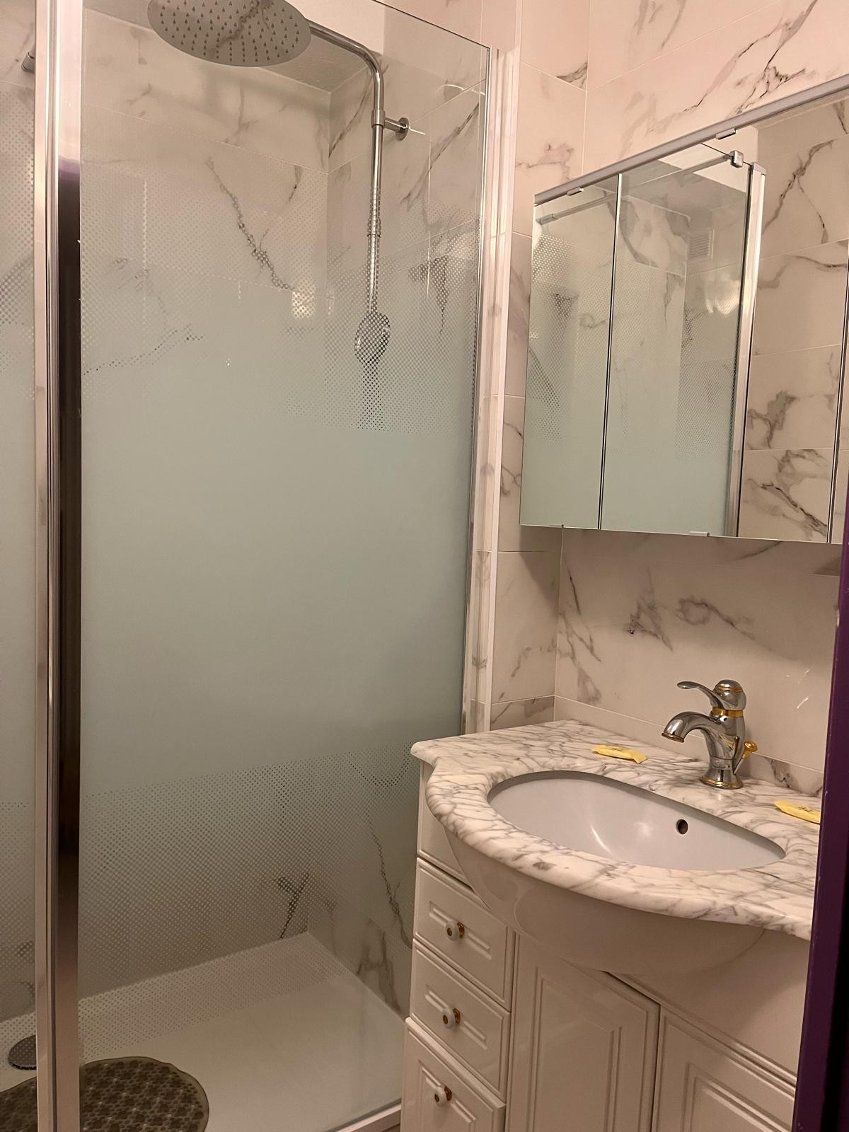 Salle d’eau moderne rénovée en 2025 avec grande douche et WC séparés à La Grande-Motte