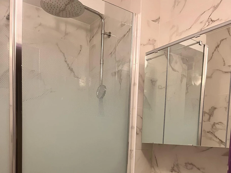 Salle d’eau moderne rénovée en 2025 avec grande douche et WC séparés à La Grande-Motte