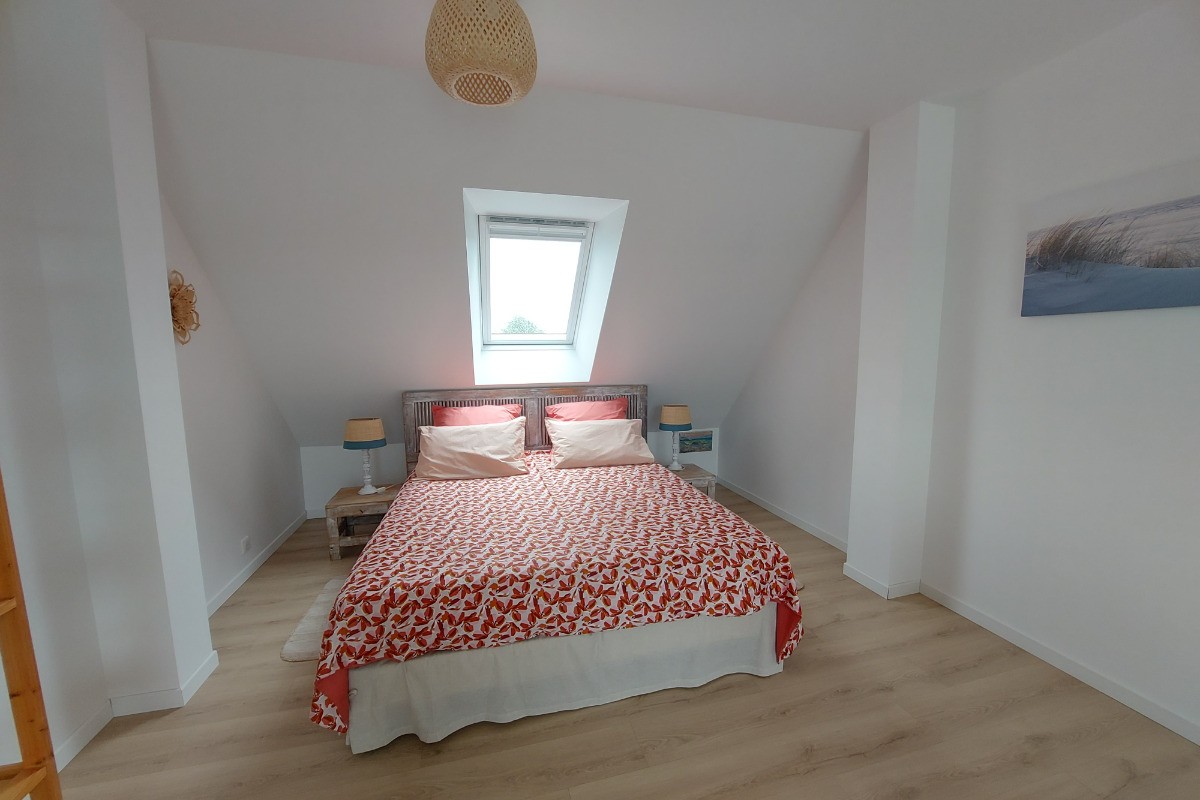 LE COIN CHAMBRE en mezzanine - Lit double (1.60m) ou bien 2 lits (0.80m) - Literie de qualité. Pour garder une intimité, un paravent sépare le 3ème couchage. Store occultant. Radiateur électrique