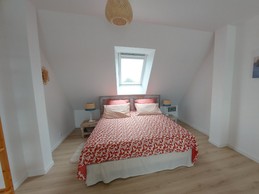 LE COIN CHAMBRE en mezzanine - Lit double (1.60m) ou bien 2 lits (0.80m) - Literie de qualité. Pour garder une intimité, un paravent sépare le 3ème couchage. Store occultant. Radiateur électrique