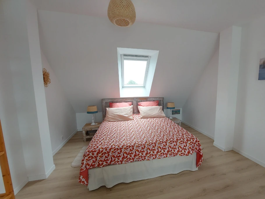 LE COIN CHAMBRE en mezzanine - Lit double (1.60m) ou bien 2 lits (0.80m) - Literie de qualité. Pour garder une intimité, un paravent sépare le 3ème couchage. Store occultant. Radiateur électrique