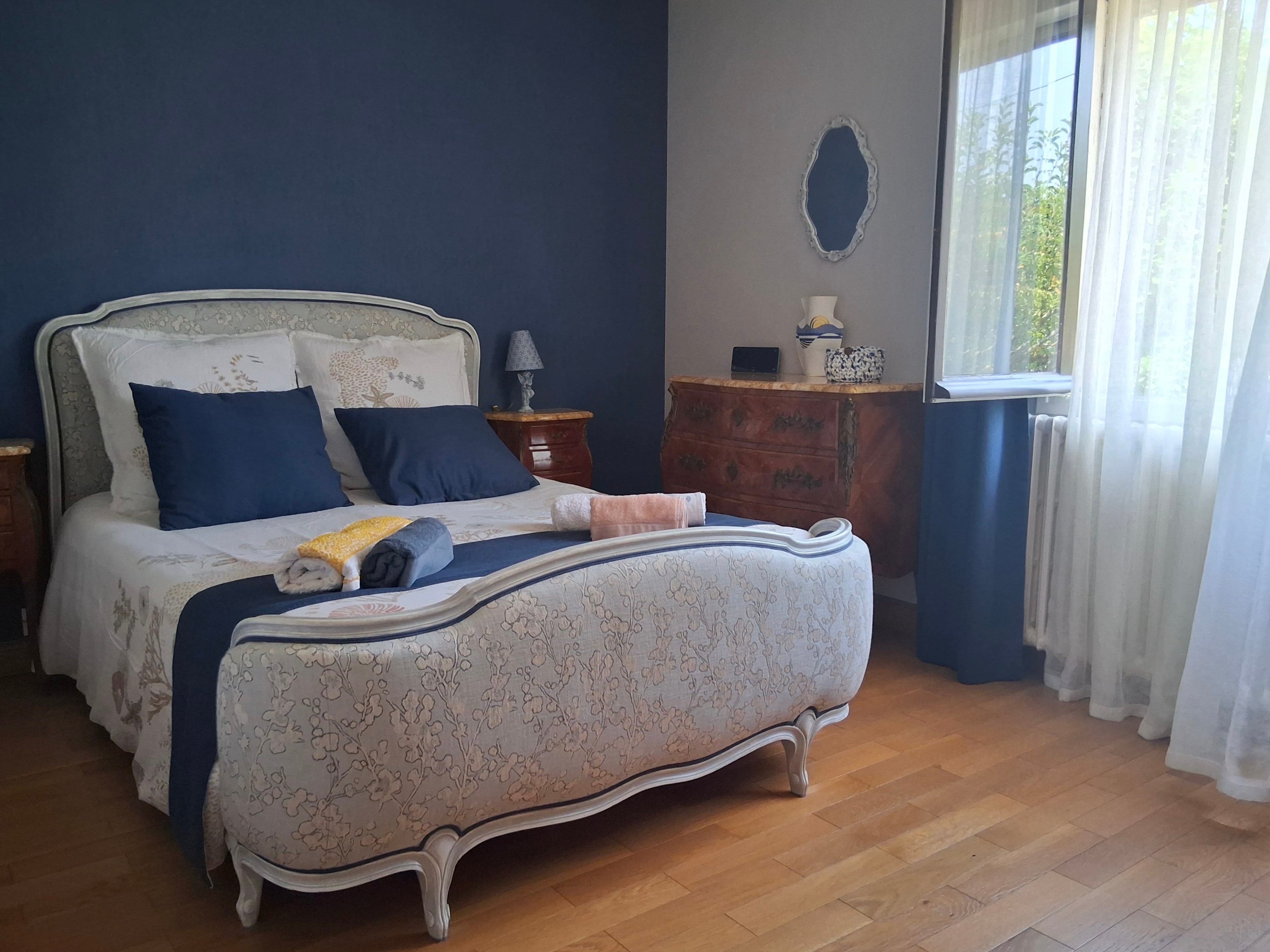 room facing the avenue