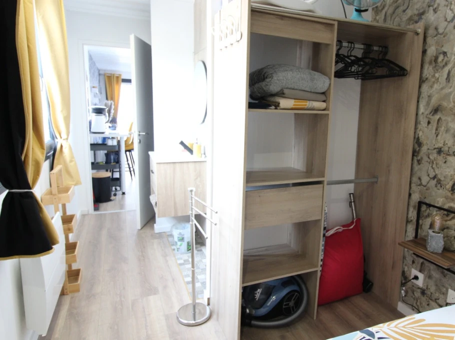 Chambre et sa salle d'eau attenante - Gîte Timéo Container Maritime à Bains-les-Bains