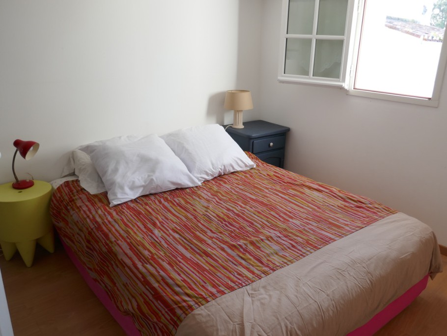 Chambre lit en 140 : à l'étage