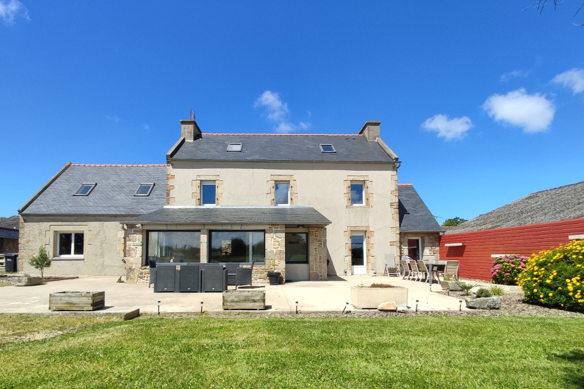 Grande terrasse devant la maison