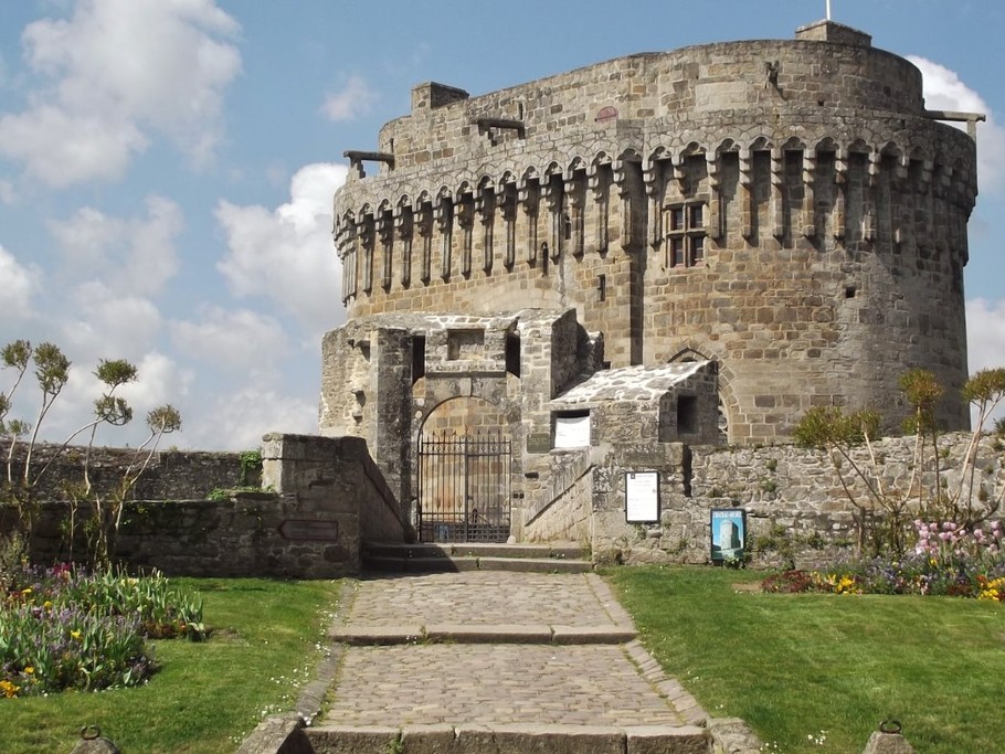 DINAN citée médiévale, son chateau