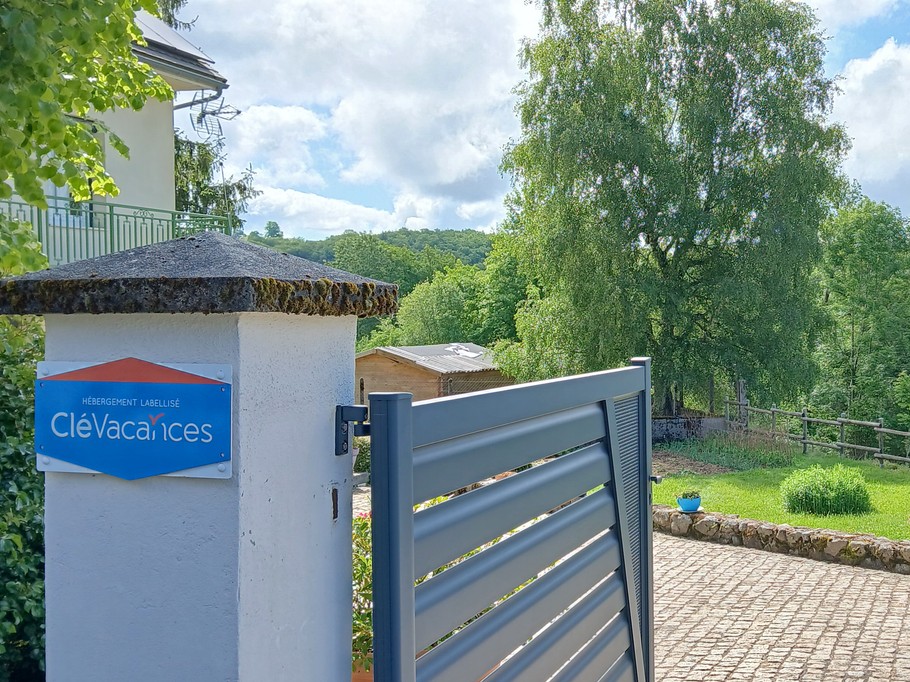 Joli appartement 4 pers. en rez-de-jardin de notre maison, avec terrasse et jardin à Cros, Puy de Dôme, Auvergne