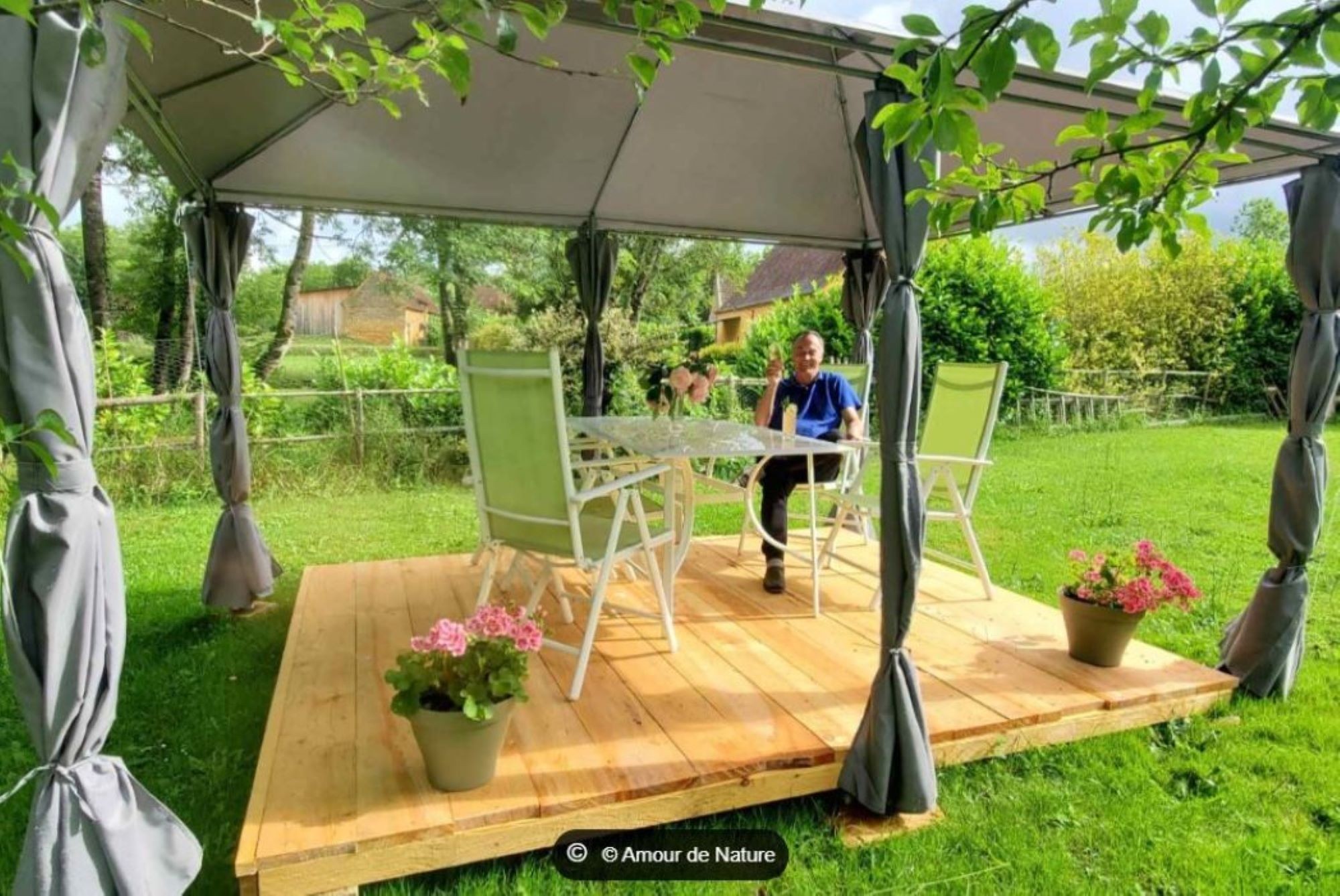 Terrasse en bois sous la tonnelle
