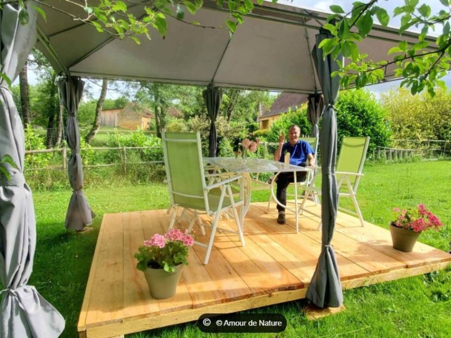 Terrasse en bois sous la tonnelle