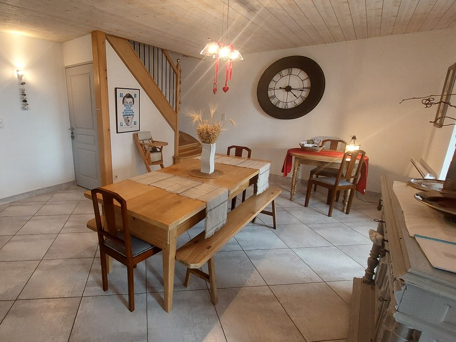 convivial dining room large table gîte groupe Cantal