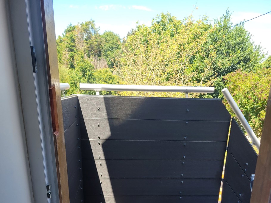 BIGOT, Pludual, Clévacances holiday let, safety railing on the staircase leading to the holiday let