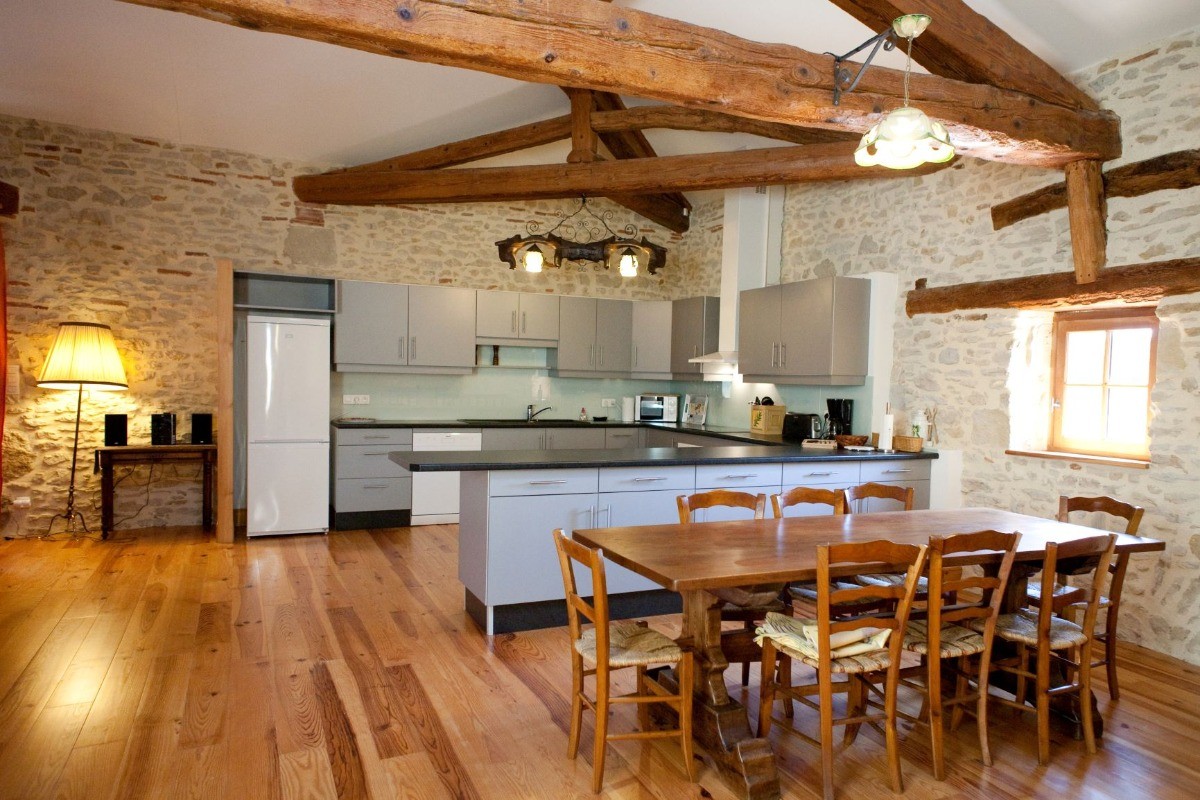 grande cuisine moderne avec salle à dîner