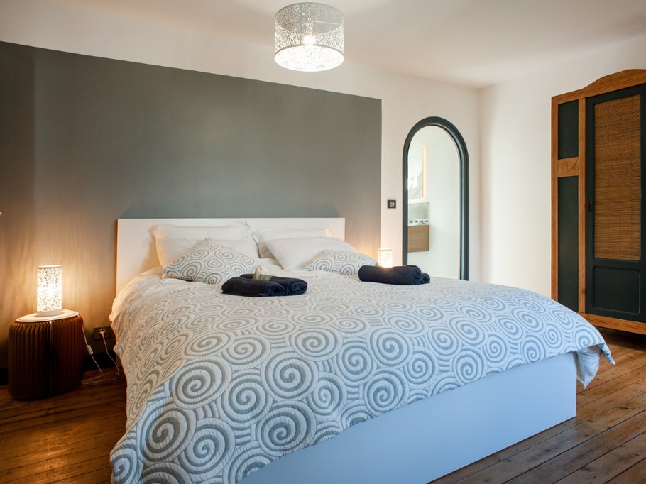 Ti Laouen, Clévacances, 2nd floor master suite with en-suite shower room