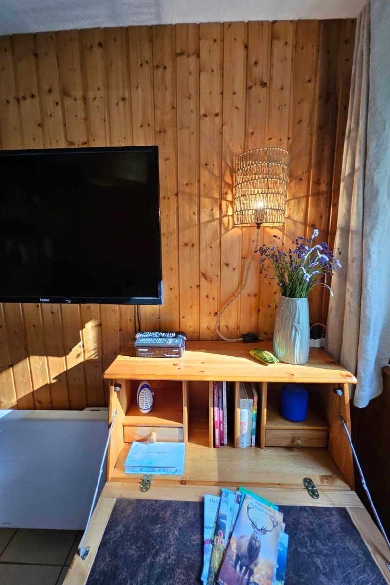 Vous pourrez écrire vos cartes postales depuis votre salon/tv privatif