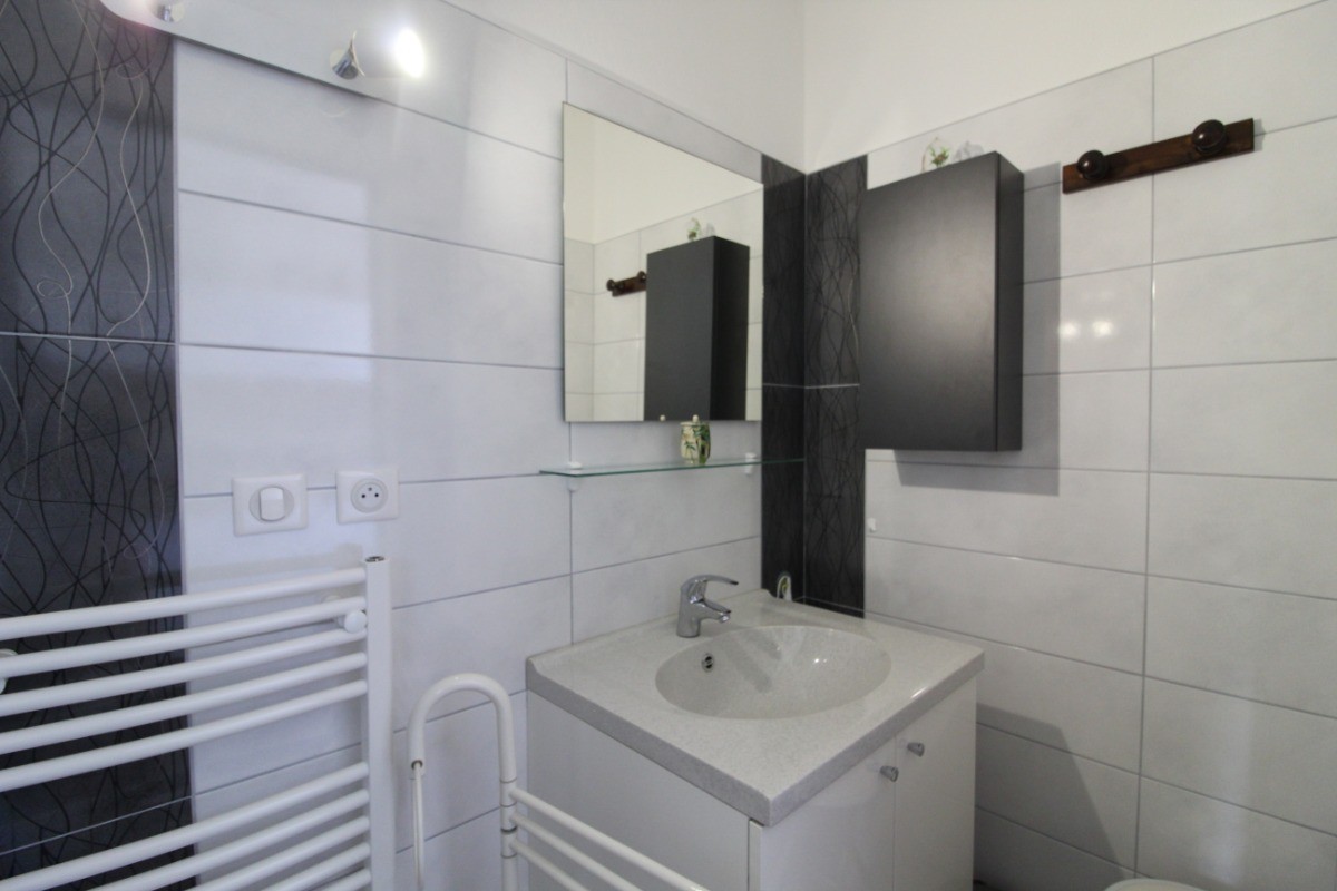 Salle de bain - Appartement Chez Reine - Location de vacances - Étival-Clairefontaine