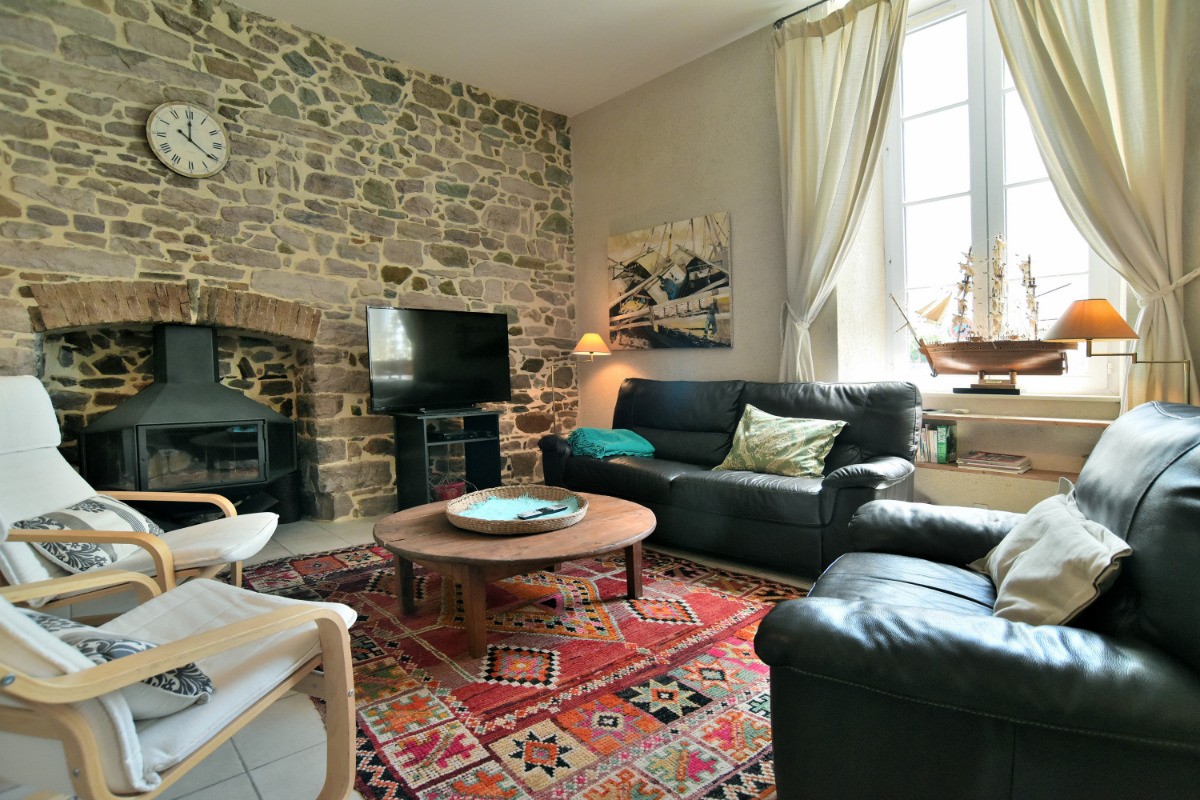 Salon avec cheminée et télévision