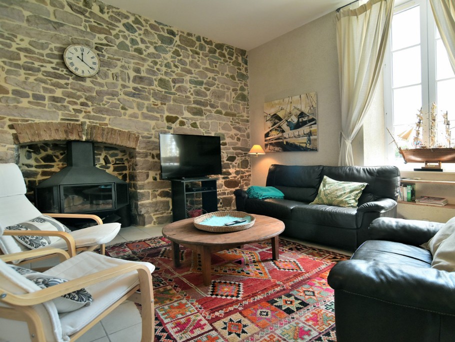 Salon avec cheminée et télévision