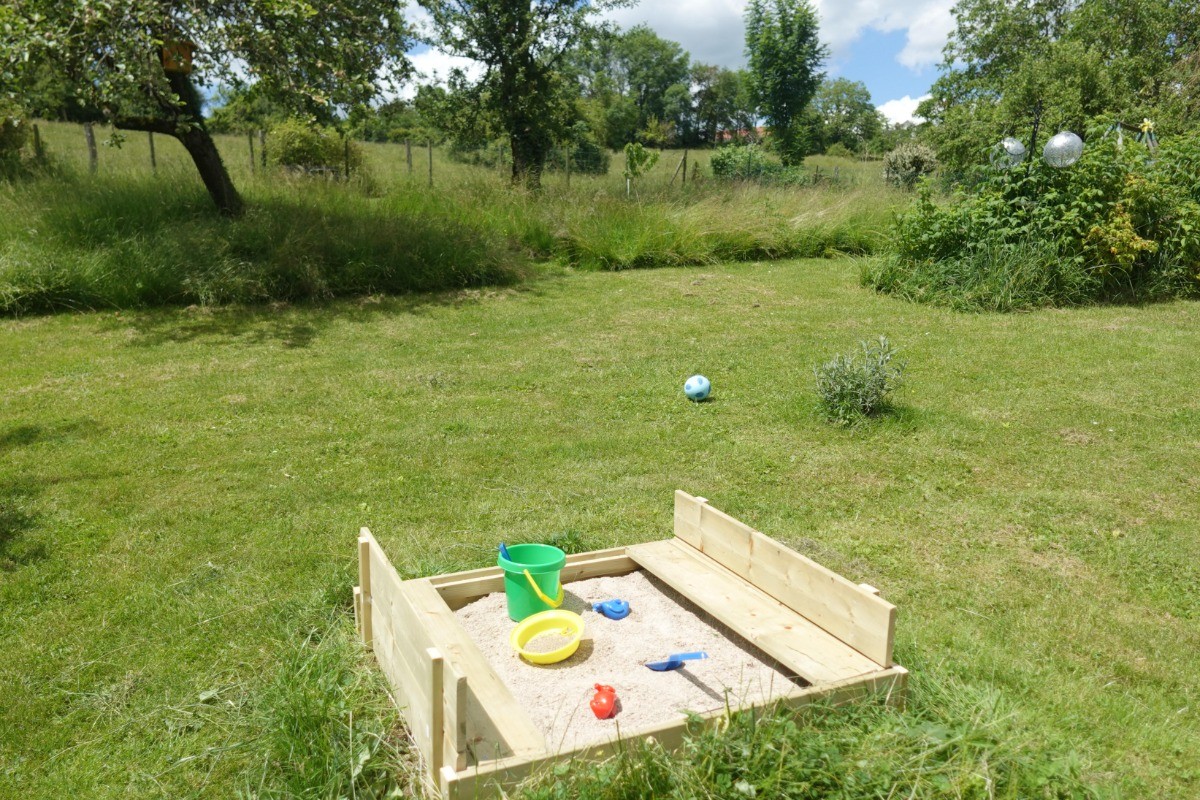 Vaste jardin paysager pour jouer et se détendre  - Gîte Bassompré