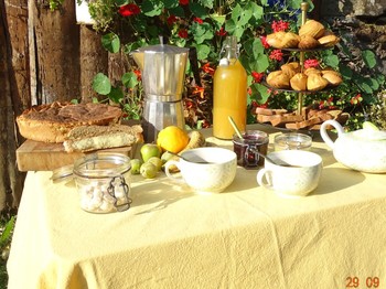 Petit déjeuner : pain, beurre , gâteaux , café , thé , fruits , fromages...
