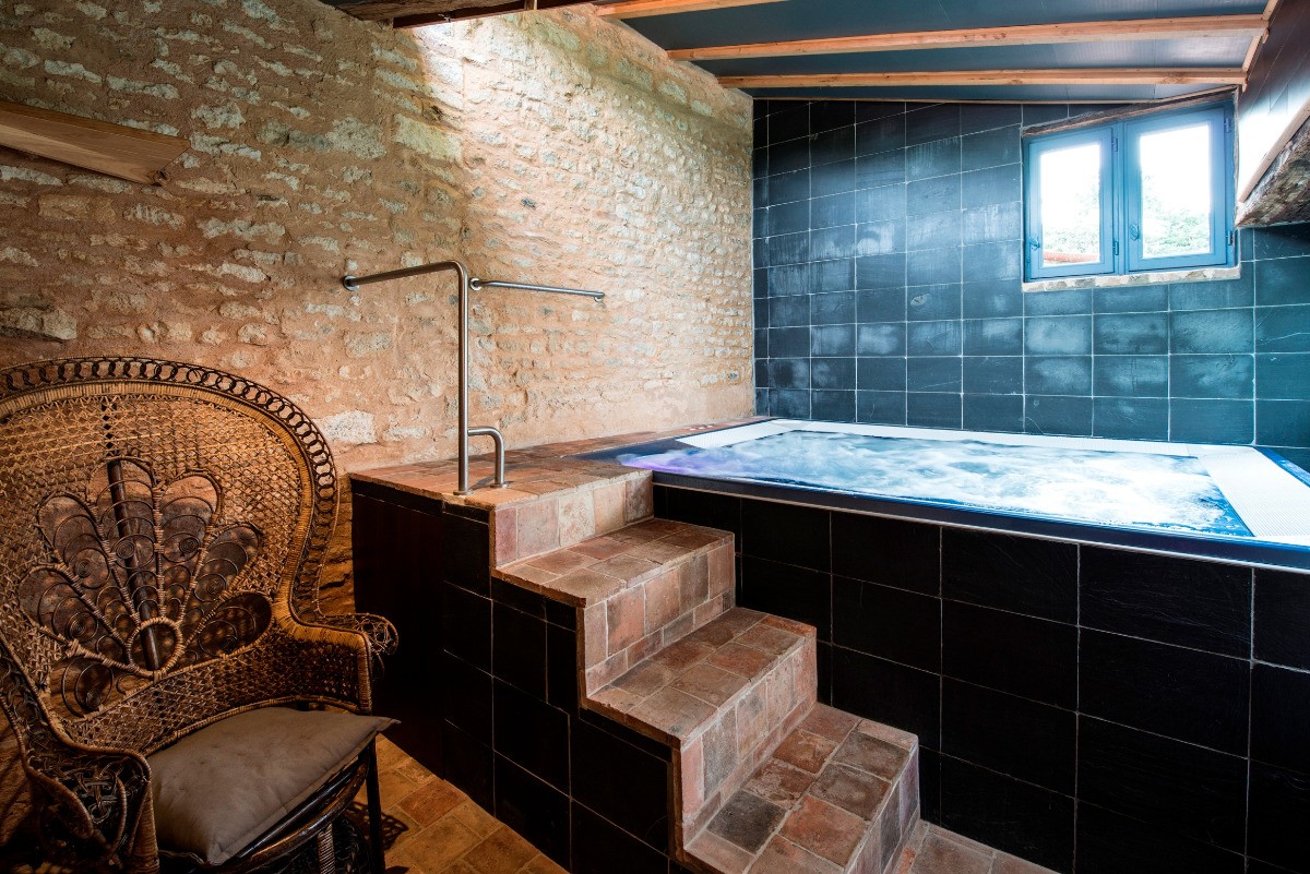 Spa privé avec jacuzzi d'exception... Découvrez l'Offre ''Spa de Minuit'': champagne, fraises et chantilly...