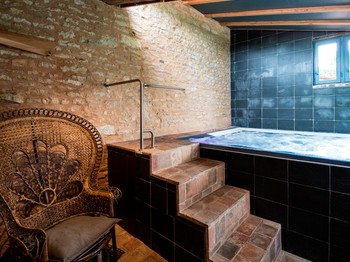 Spa privé avec jacuzzi d'exception... Découvrez l'Offre ''Spa de Minuit'': champagne, fraises et chantilly...