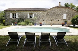 Parc vue piscine et façade chambres du gîte