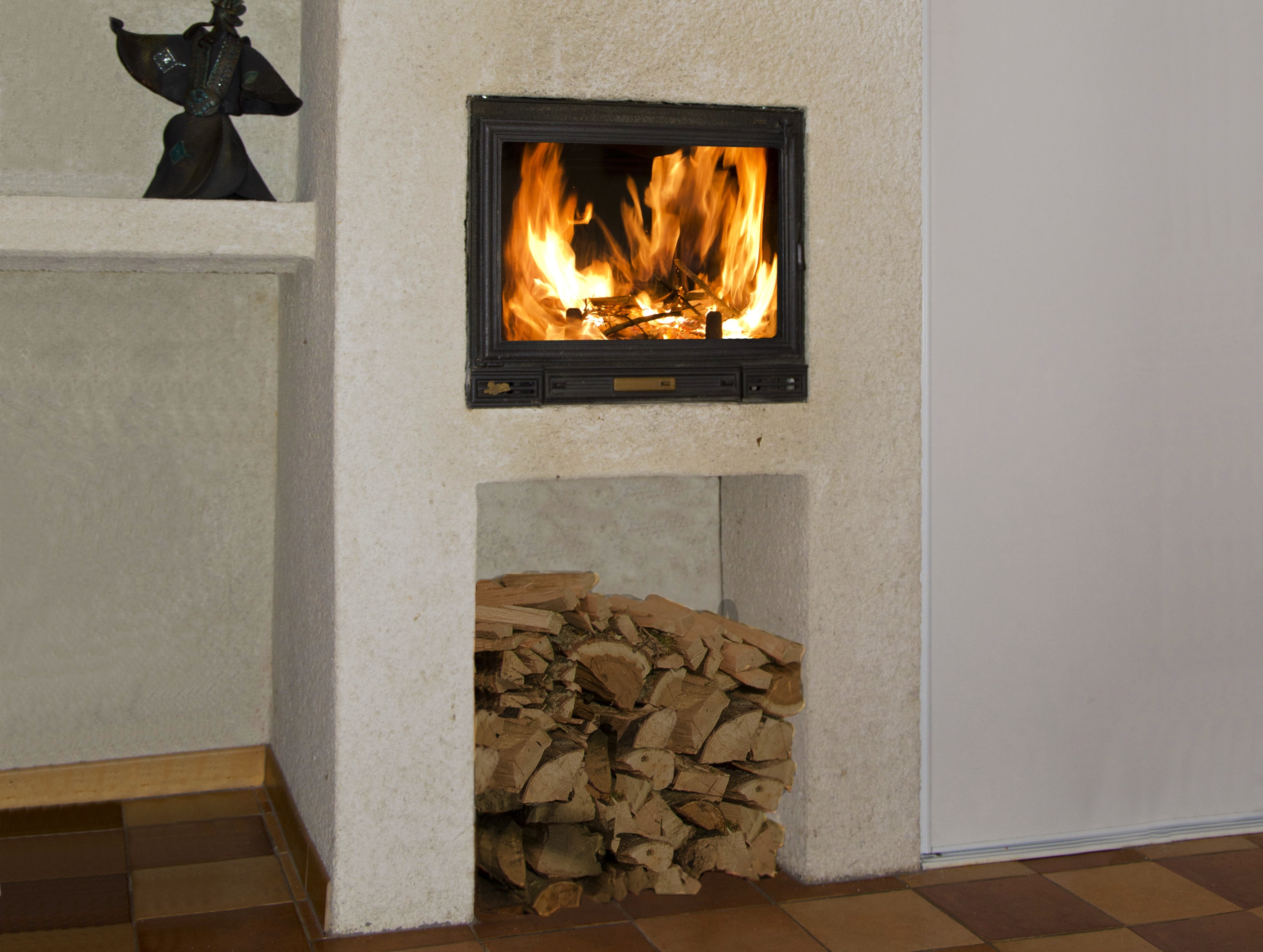 Chambre avec un lit 160 cm ou 2 lits 80 cm. Dressing et poêle à bois pour d'agréable moments au coin du feu