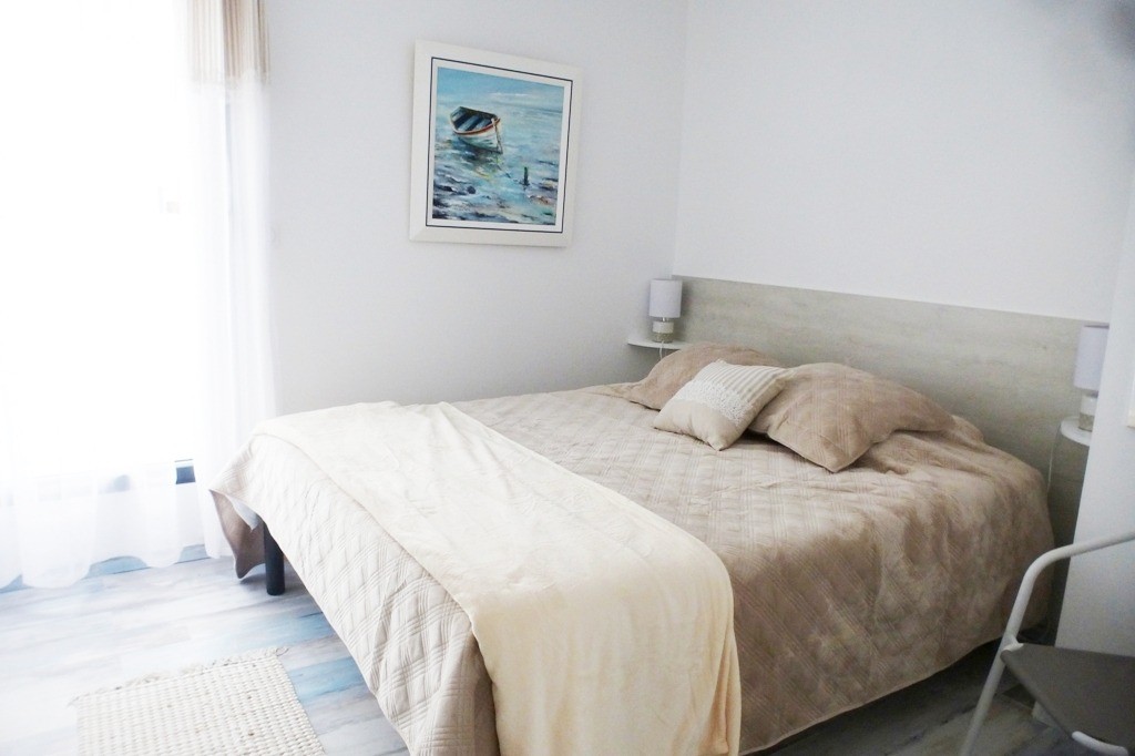 CHAMBRE LIT 160 côté jardin vue latérale mer