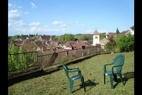 Le jardin domine le village