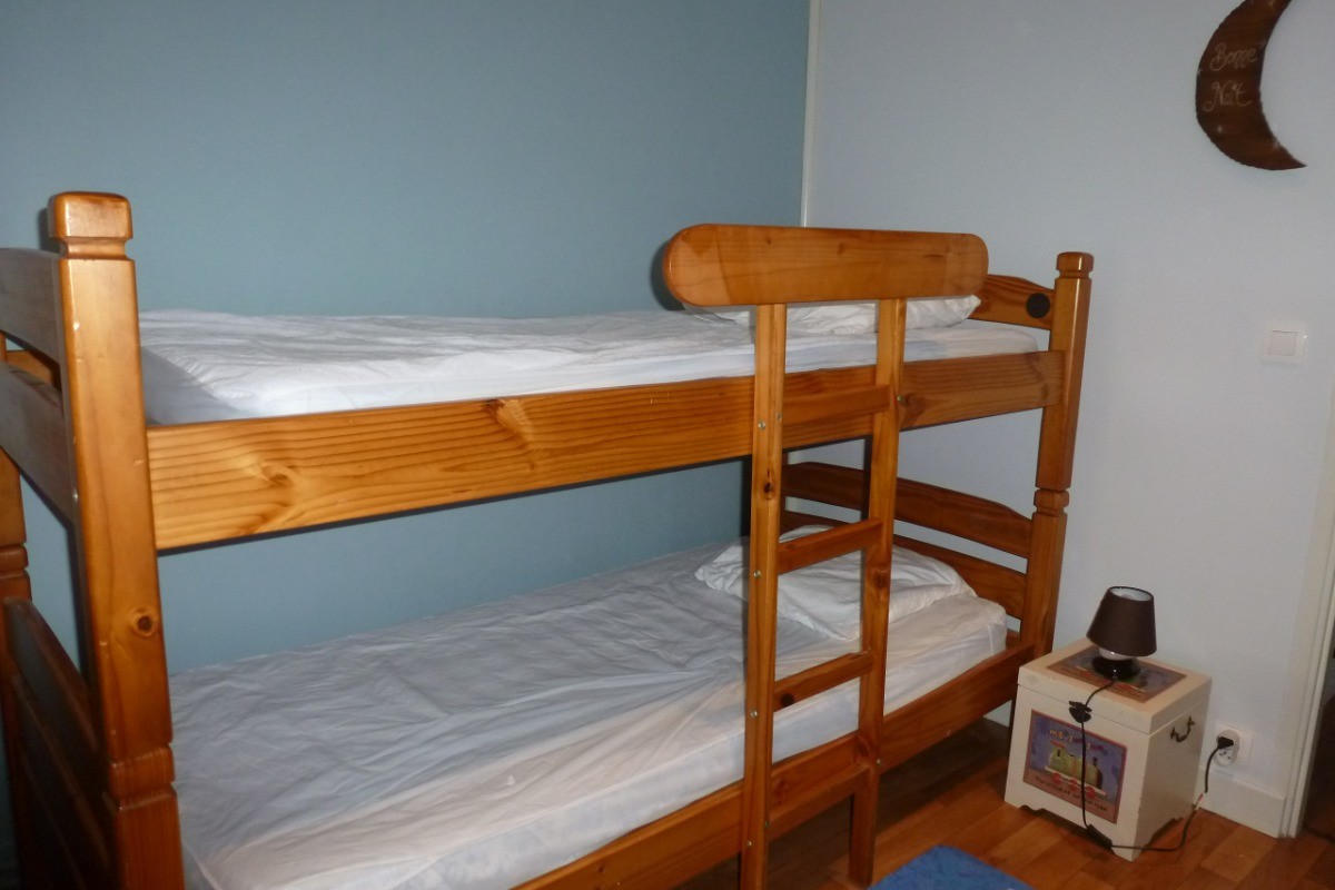Chambre avec 2 lits superposés au 1er étage (palier mezzanine)